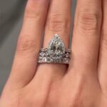S925 3PC 2.2Ct Pear Cut Halo Wedding Rings With Classic Wedding Bands - Image 2