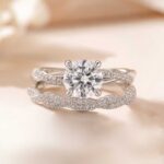 S925 Moissanite Twist 1.2Ct Round Cut 18K White Gold Pave Engagement Ring with Twist Wedding Band - Image 5