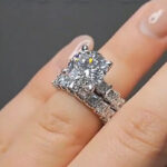 S925 2PC Side Stone 2.0Ct Round Cut Wedding Ring Set - Image 2