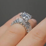 S925 2PC Side Stone 2.0Ct Round Cut Wedding Ring Set - Image 3