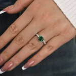 S925 Twist Round Cut Emerald Green Engagement Ring In Sterling Silver - Image 2