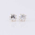 *Gorgeous eight prong setting Yellow Gold Stud Earrings